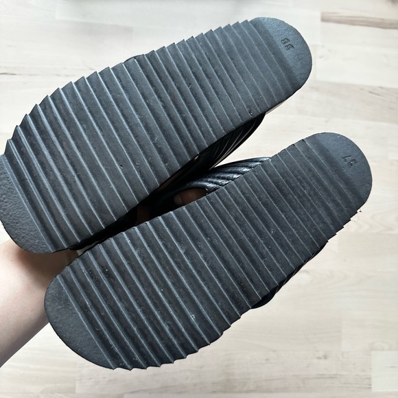 Channel-stitched leather slide sandals - Picture 3 of 3